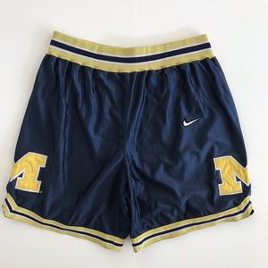 Vintage 90s Michigan Wolverines NCAA Basketball